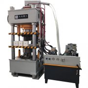 怎么延長四公斤牛羊舔磚油壓機(jī)的使用壽命？